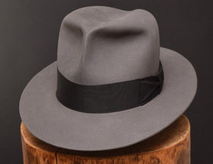 Read more about the article Clipper Fedora in stone grey