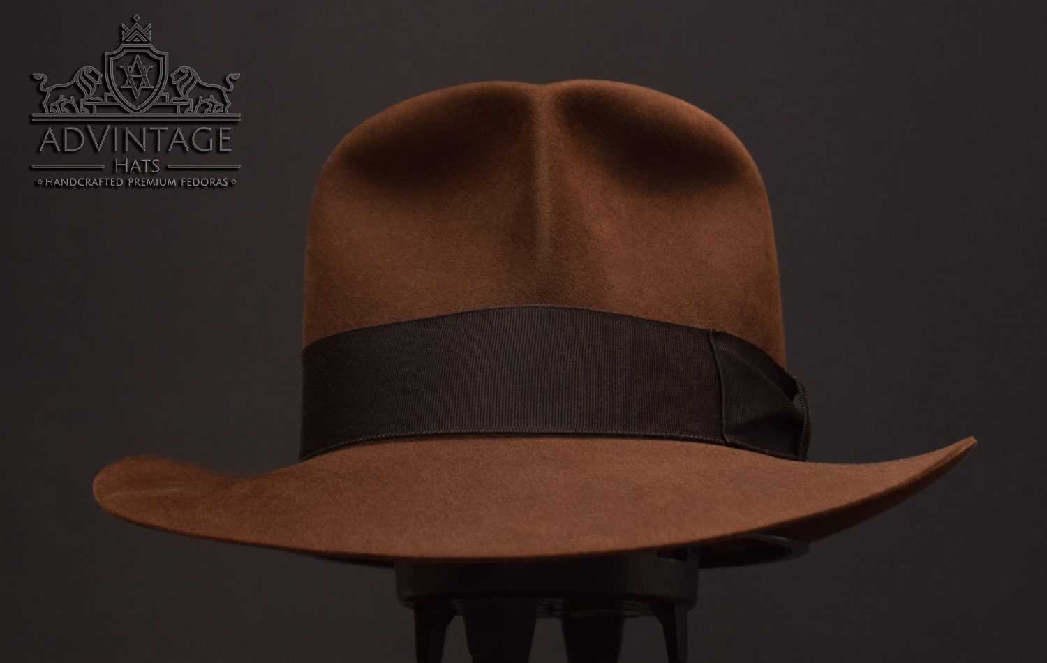 Raiders mit Raiders-Turn Fedora Hut hat Indiana Jones Indy