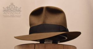 Mehr über den Artikel erfahren Dezenter SoC Fedora Hut in Bright-Sable