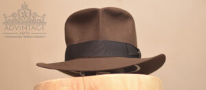 Mehr über den Artikel erfahren Dezenter MasterPiece SoC Fedora Hut in True-Sable